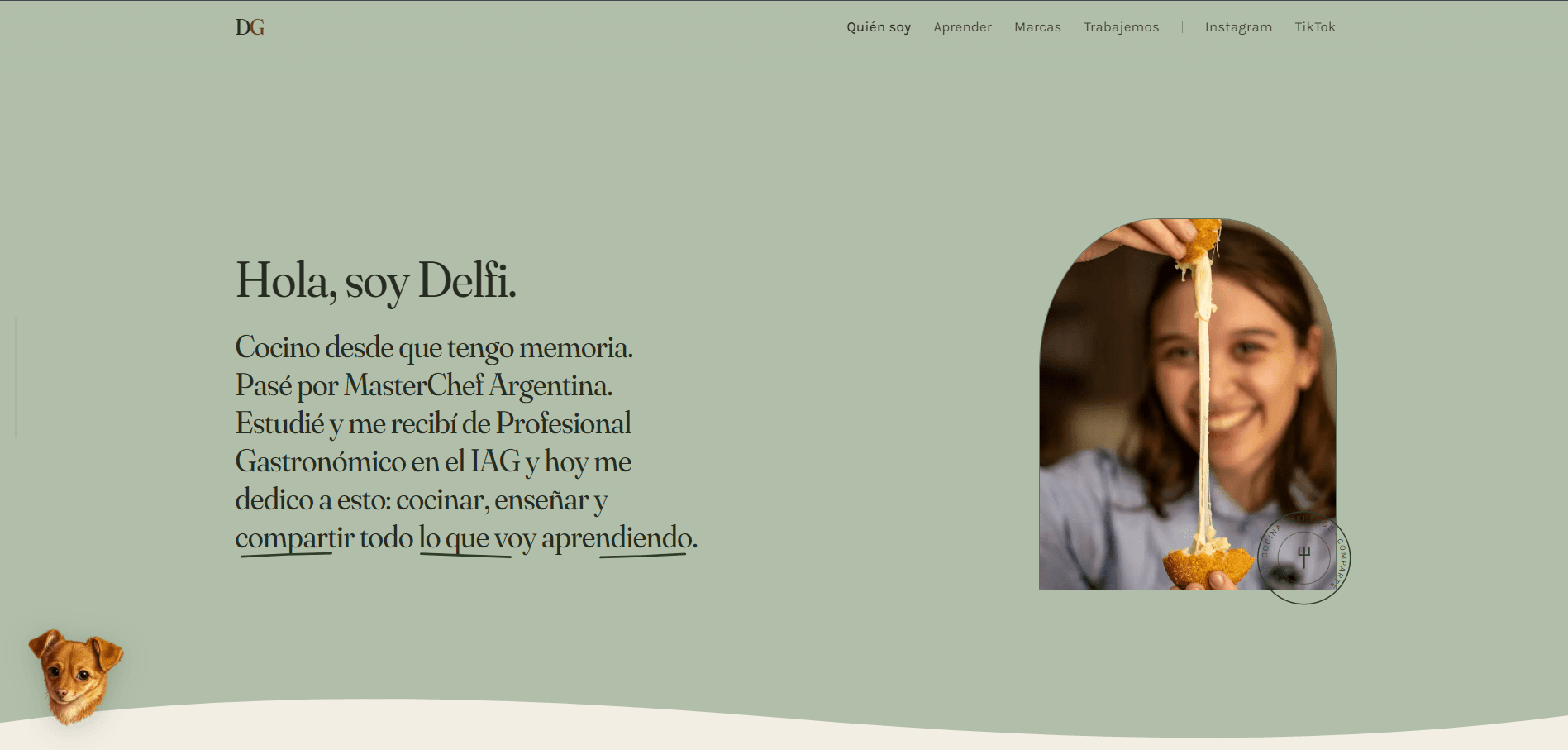 La apertura del sitio de Delfina Gayoso: sobre un fondo verde salvia, «Hola, soy Delfi» en serif, un texto breve donde se presenta, y una fotografía suya recortada en arco estirando el queso de una croqueta.